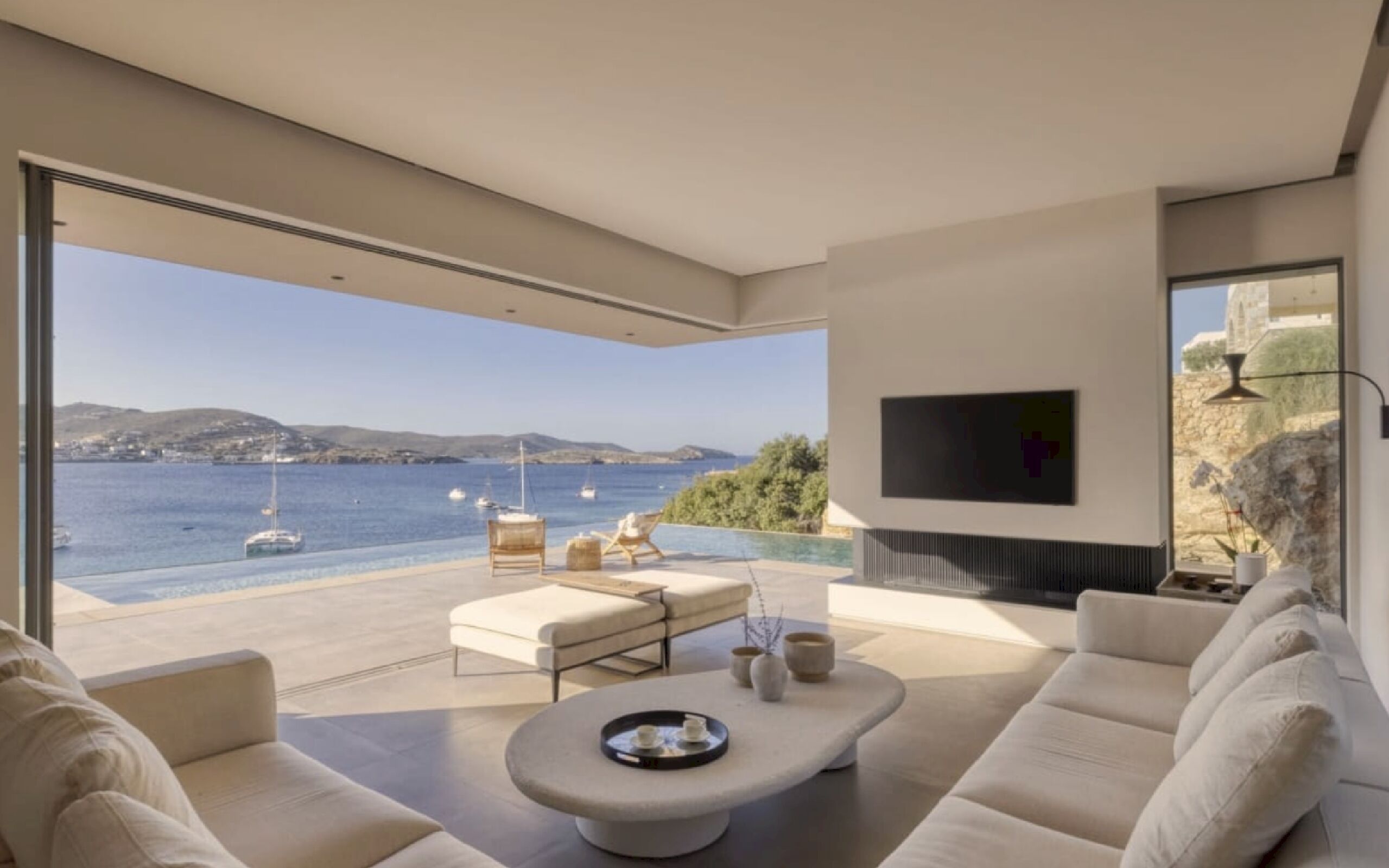 Télévision, cheminée, lecteur de DVD, table de tennis de table