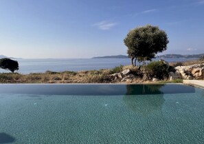 A heated pool - With three generously sized bedrooms (Meganisi)
