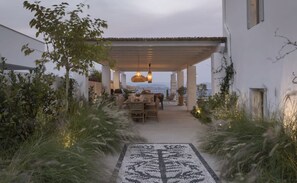 Outdoor dining - With 7 spacious bedrooms and 7 elegantly designed bathrooms (Spetses)