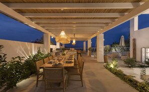 Outdoor dining - With 7 spacious bedrooms and 7 elegantly designed bathrooms (Spetses)