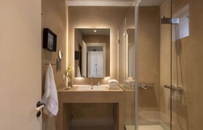 Een douche, een haardroger, handdoeken