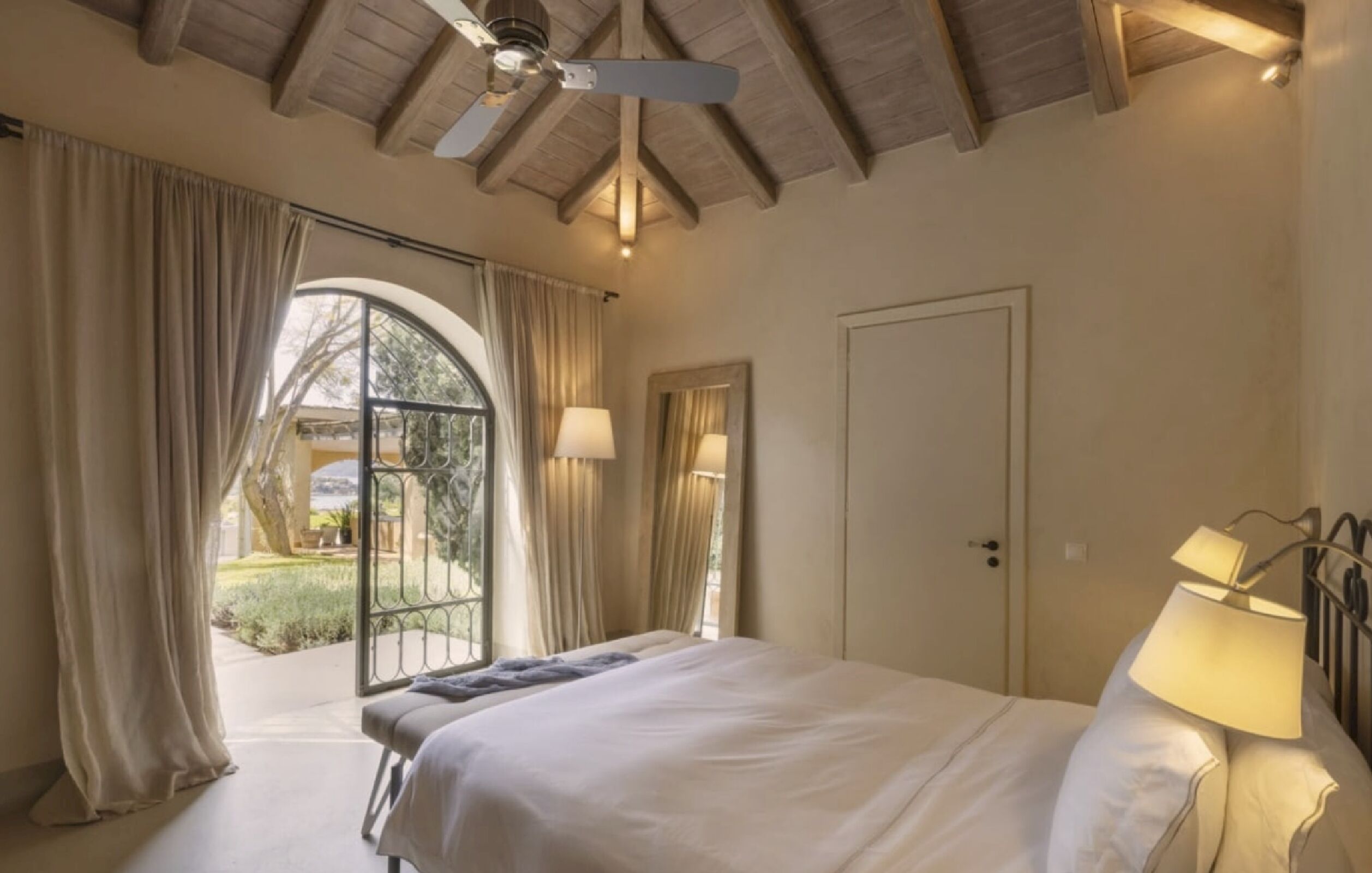 Fer et planche à repasser, accès Internet, draps fournis