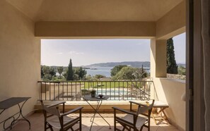 Outdoor dining - With six generously sized bedrooms (Chinitsa)