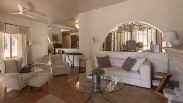 Télévision, lecteur de DVD, livres, chaîne hi-fi