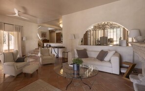 Télévision, lecteur de DVD, livres, chaîne hi-fi