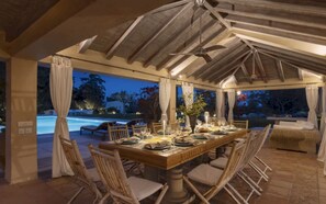Outdoor dining - With six generously sized bedrooms (Chinitsa)