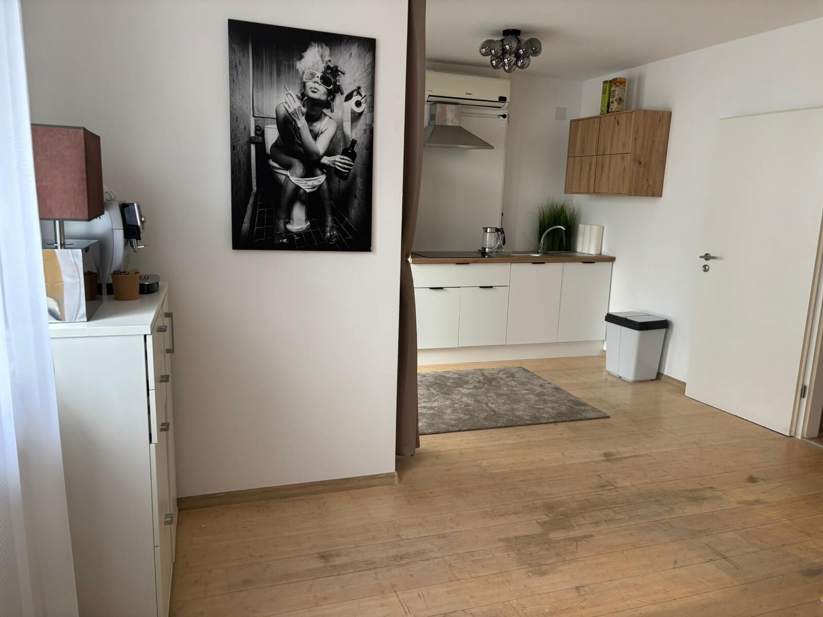 Kühlschrank, Ofen, Herdplatte, Wasserkocher mit Kaffee-/Teezubehör