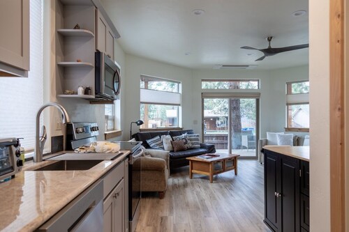 Aspen Suite | Walk to Sisters | Sleeps 4