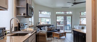 Aspen Suite | Walk to Sisters | Sleeps 4