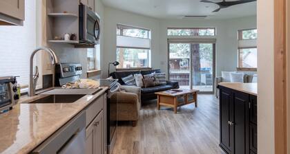 Aspen Suite | Walk to Sisters | Sleeps 4