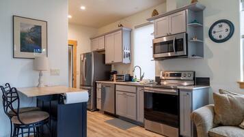 Réfrigérateur, micro-ondes, four, plaque de cuisson