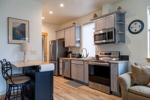 Refrigerador, microondas, horno y parrilla de estufa 