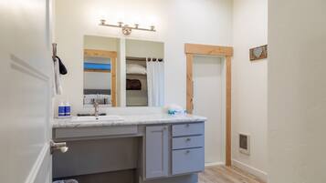 SĂšche-cheveux, serviettes fournies