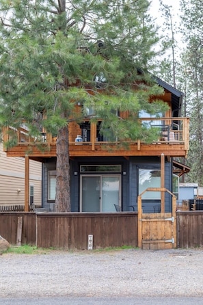 Exterior - Juniper Studio | Walk to Sisters | Sleeps 2 (Sisters)