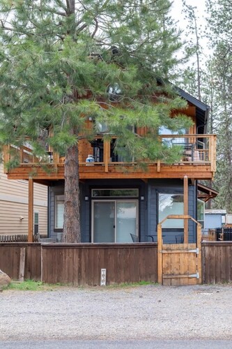 Juniper Studio | Walk to Sisters | Sleeps 2