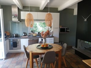 Private kitchen - 5-BEDROOM VILLA WITH PRIVATE POOL (Caveirac)