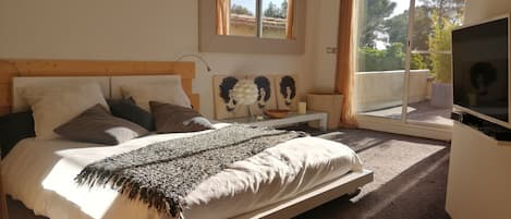5 bedrooms, iron/ironing board, WiFi