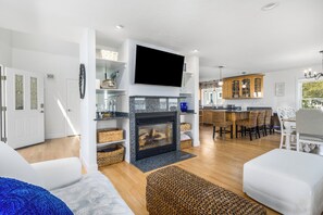 TV, fireplace, printers - Quintessential Cape Cod home on Great Pond RPLO026 (Teaticket)