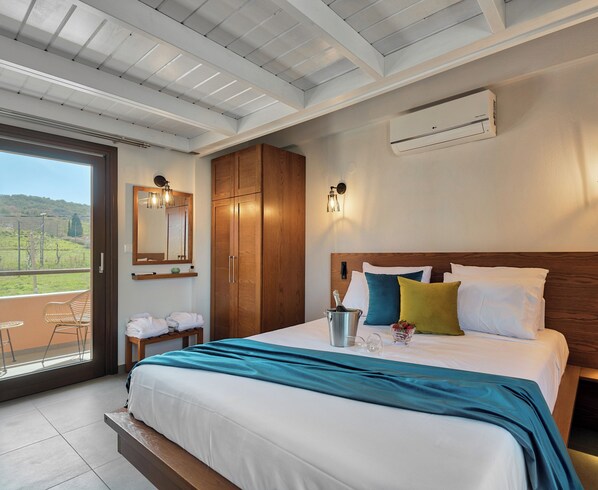 Okeanos | In-room safe, individually decorated, individually furnished - Villa Melia Luxury Suites (Aristotelis)