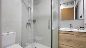 Double Room, 1 Queen Bed | Bathroom