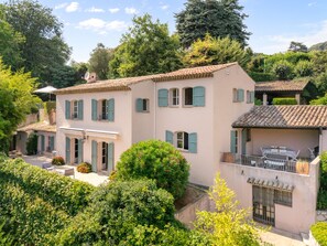 A two-story building with multiple windows and a balcony. - Villa Marie – Views & Pool in Vence (Vence)