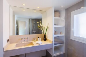 Shower, hair dryer, towels - Apt le NID - Sea view in the village (Tourrettes-sur-Loup)