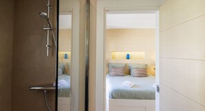 Shower, hair dryer, towels - Apt le NID - Sea view in the village (Tourrettes-sur-Loup)