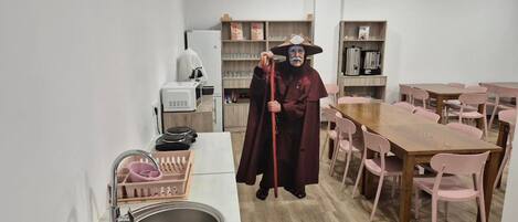 Refrigerador em uma área comum, micro-ondas em uma área comum