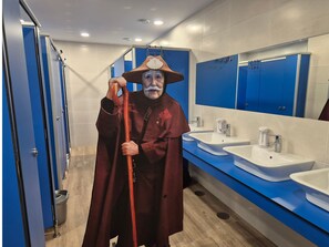 Perusyhteismajoitus, näköala puutarhaan | Kylpyhuone