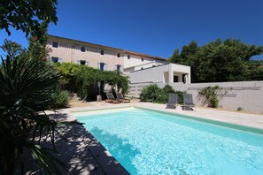 Pool - Mas des Glycines " Between vineyards and village (Caromb)