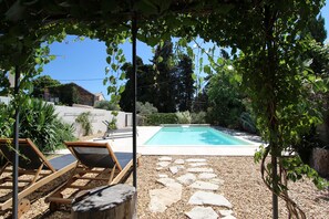 Pool - Mas des Glycines " Between vineyards and village (Caromb)