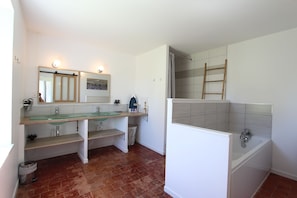A bathroom with a glass sink, a bathtub, and a shower. - Mas des Glycines " Between vineyards and village (Caromb)