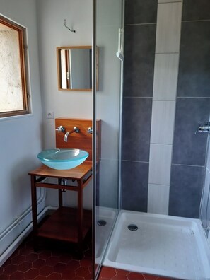 Shower, hair dryer - Mas des Glycines " Between vineyards and village (Caromb)