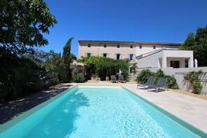 Pool - Mas des Glycines " Between vineyards and village (Caromb)