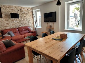 TV - Mas des Glycines " Between vineyards and village (Caromb)