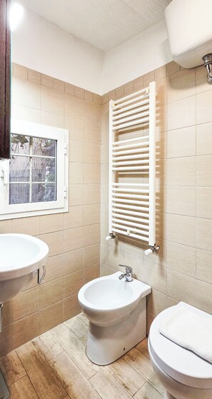 Shower, hair dryer, bidet, soap - Casa Flavia, beauty aparment close Vatican Museum (Roma)