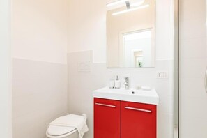 Een haardroger, een bidet, handdoeken, zeep