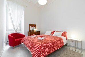 Iron/ironing board, free WiFi, bed sheets - SUITE BOSCHETTO HOLIDAYS, warm apartment in the historic center of Rome (Roma)