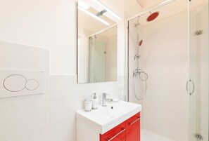 Een haardroger, een bidet, handdoeken, zeep