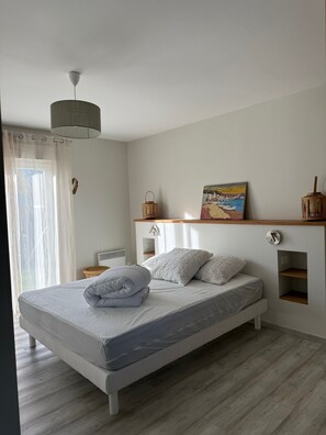 4 bedrooms, desk, iron/ironing board, travel crib