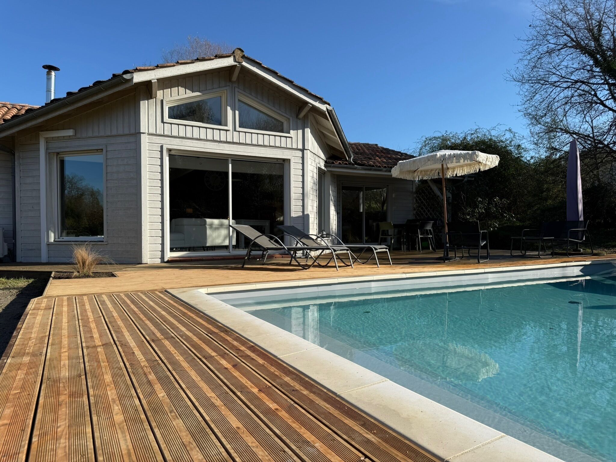 Una piscina al aire libre