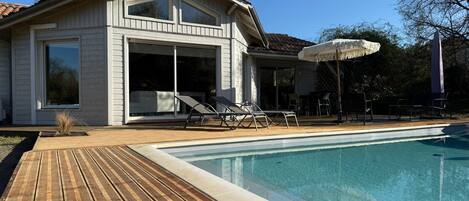 Una piscina al aire libre