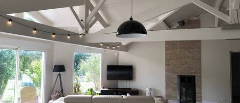 TV, peis, bøker og PC-skjermer