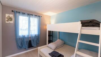 3 bedrooms, iron/ironing board, WiFi, bed sheets