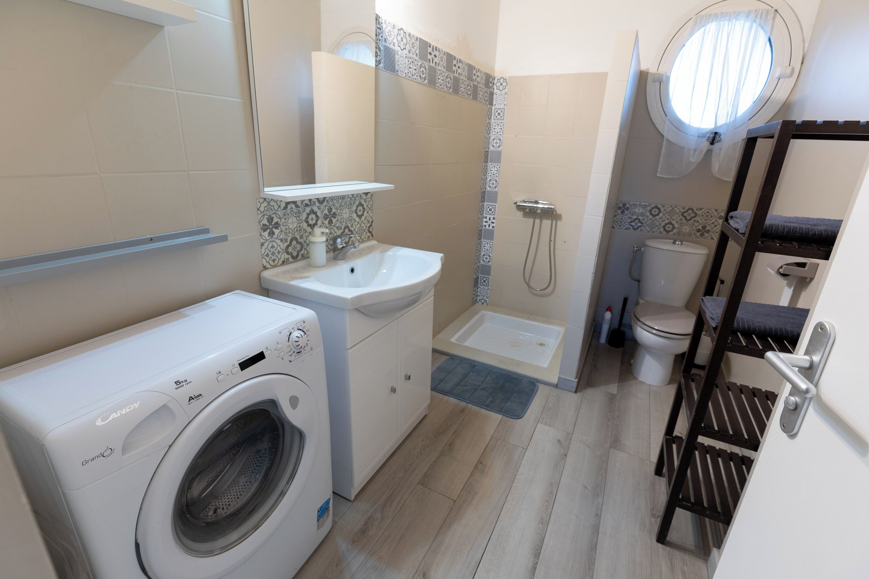 Shower, hair dryer, toilet paper