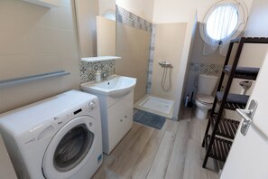 Een douche, een haardroger, toiletpapier