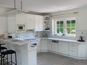 Fridge, microwave, oven, stovetop - Spacious vacation bungalow in Scharbeutz (125sqm) (Scharbeutz)