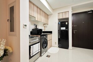 Private kitchen - Cozy 1 Bedroom in Damac Hills with Free Wifi, AC and Gym Access, Pool (دبي)