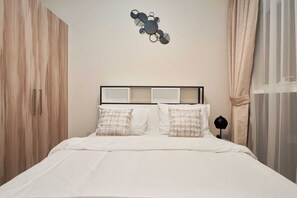 Iron/ironing board, WiFi, bed sheets - Cozy 1 Bedroom in Damac Hills with Free Wifi, AC and Gym Access, Pool (دبي)