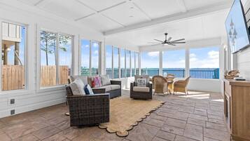 TV connectée, cheminée, baby-foot, table de tennis de table